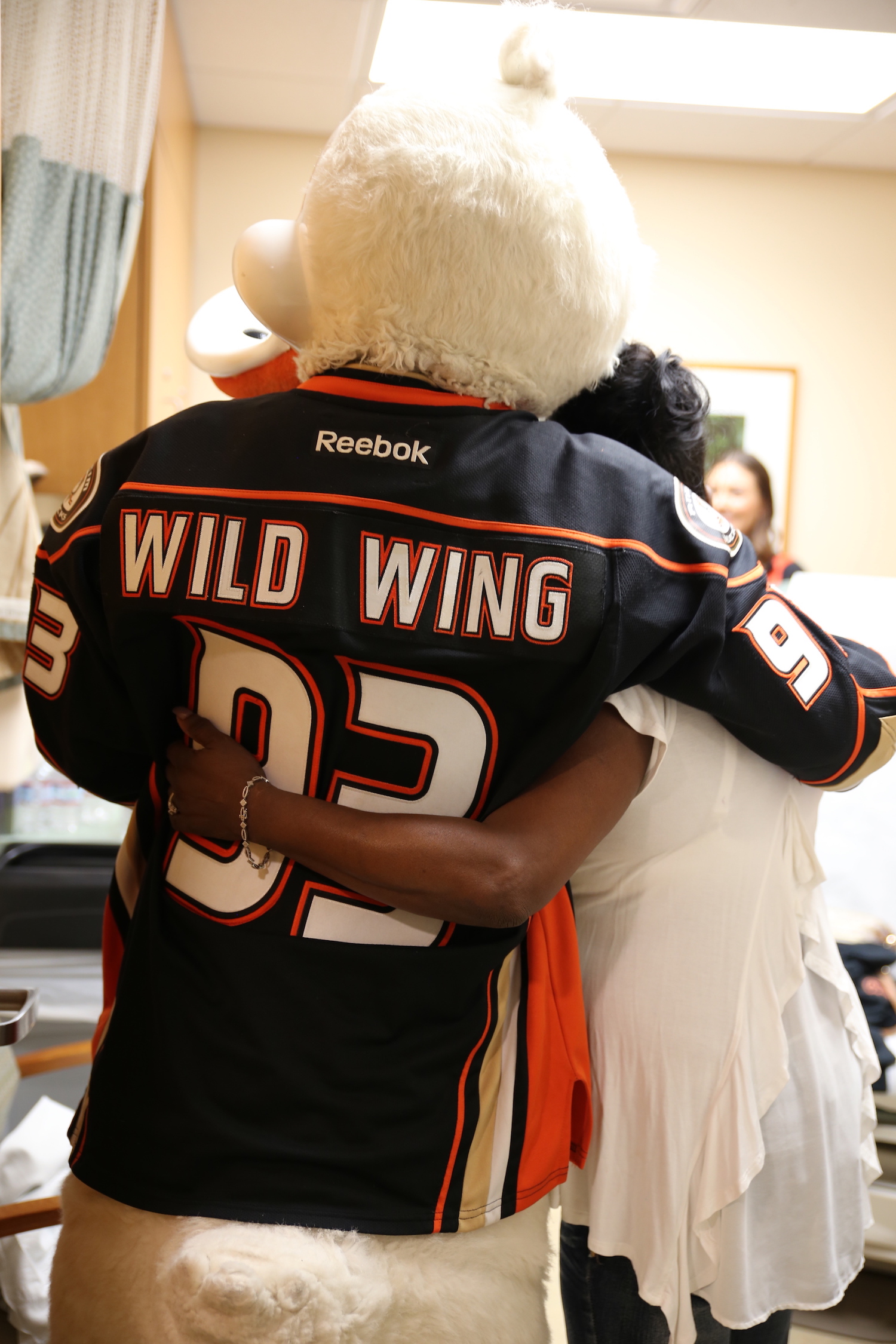 Anaheim Ducks Power Players and Mascot Visit Patients at Cancer Center –  Westside Story Newspaper – Online