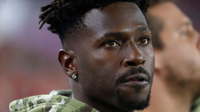 Antonio Brown briefly detained at boxing event Antonio Brown briefly detained at boxing event